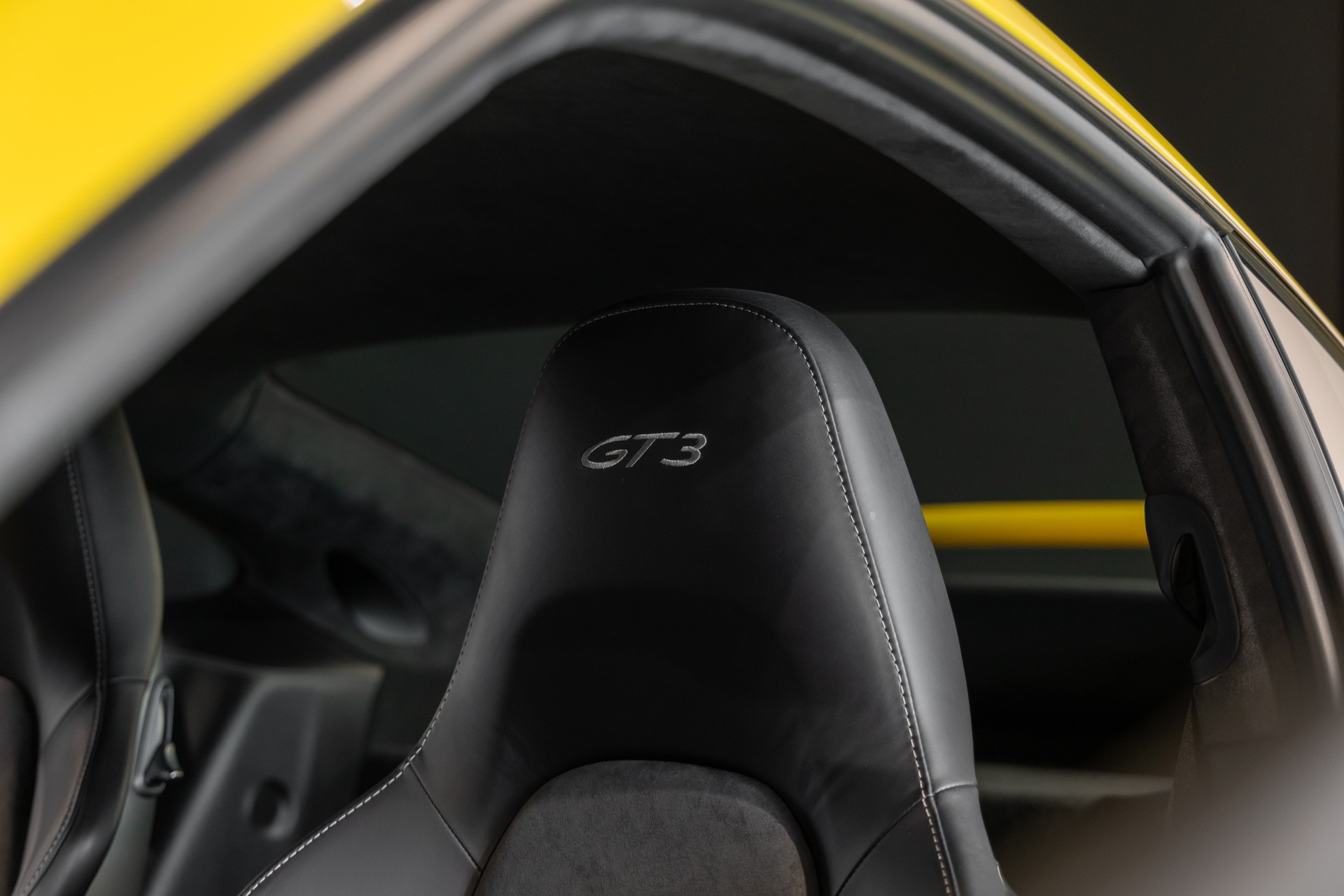 Sièges – PORSCHE – Porsche 911 991.2 GT3 – 2018 – Jaune Racing – 16 300 km – 500 ch – FLAT 6 Atmo – Transmission : Manuelle – Origine Suède – Privaty Cars – Conciergerie automobile pour véhicules de sport près de Poitiers