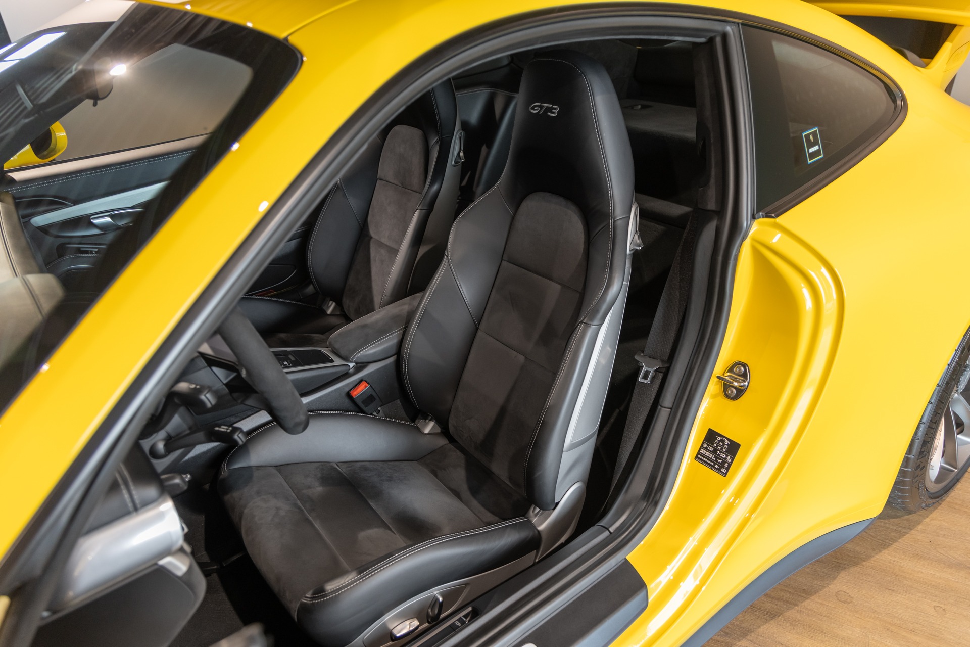 Sièges baquets en cuir – PORSCHE – Porsche 911 991.2 GT3 – 2018 – Jaune Racing – 16 300 km – 500 ch – FLAT 6 Atmo – Transmission : Manuelle – Origine Suède – Privaty Cars – Expertise et vente de modèles Super Sport en Charente-Maritime