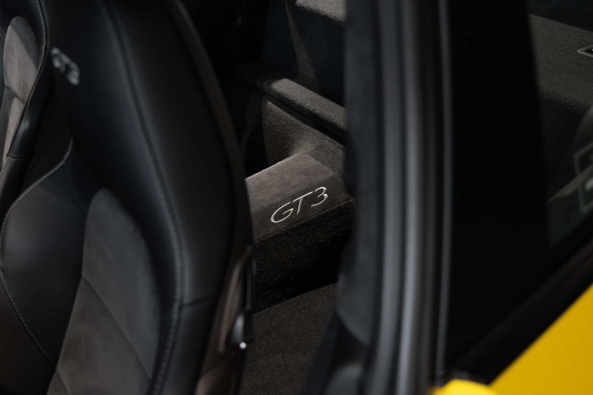 Sièges baquets en cuir avec logo – PORSCHE – Porsche 911 991.2 GT3 – 2018 – Jaune Racing – 16 300 km – 500 ch – FLAT 6 Atmo – Transmission : Manuelle – Origine Suède – Privaty Cars – Reprise de voitures de sport et collection dans l’Ouest de la France