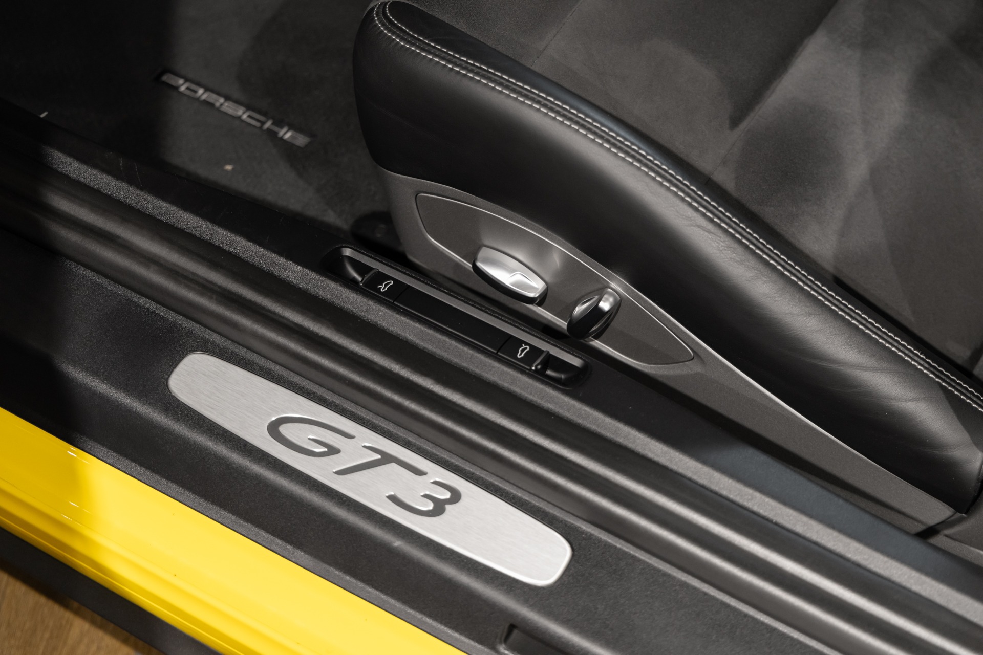 Tableau de bord – PORSCHE – Porsche 911 991.2 GT3 – 2018 – Jaune Racing – 16 300 km – 500 ch – FLAT 6 Atmo – Transmission : Manuelle – Origine Suède – Privaty Cars – Négoce de véhicules GT et sportives d’exception près de Niort