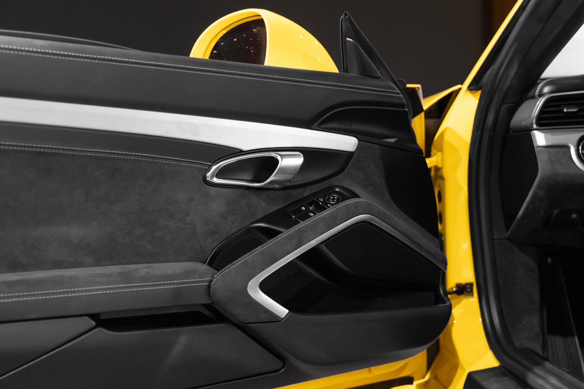Tableau de bord – PORSCHE – Porsche 911 991.2 GT3 – 2018 – Jaune Racing – 16 300 km – 500 ch – FLAT 6 Atmo – Transmission : Manuelle – Origine Suède – Privaty Cars – Recherche personnalisée de voitures de sport d’occasion entre Bordeaux et Nantes