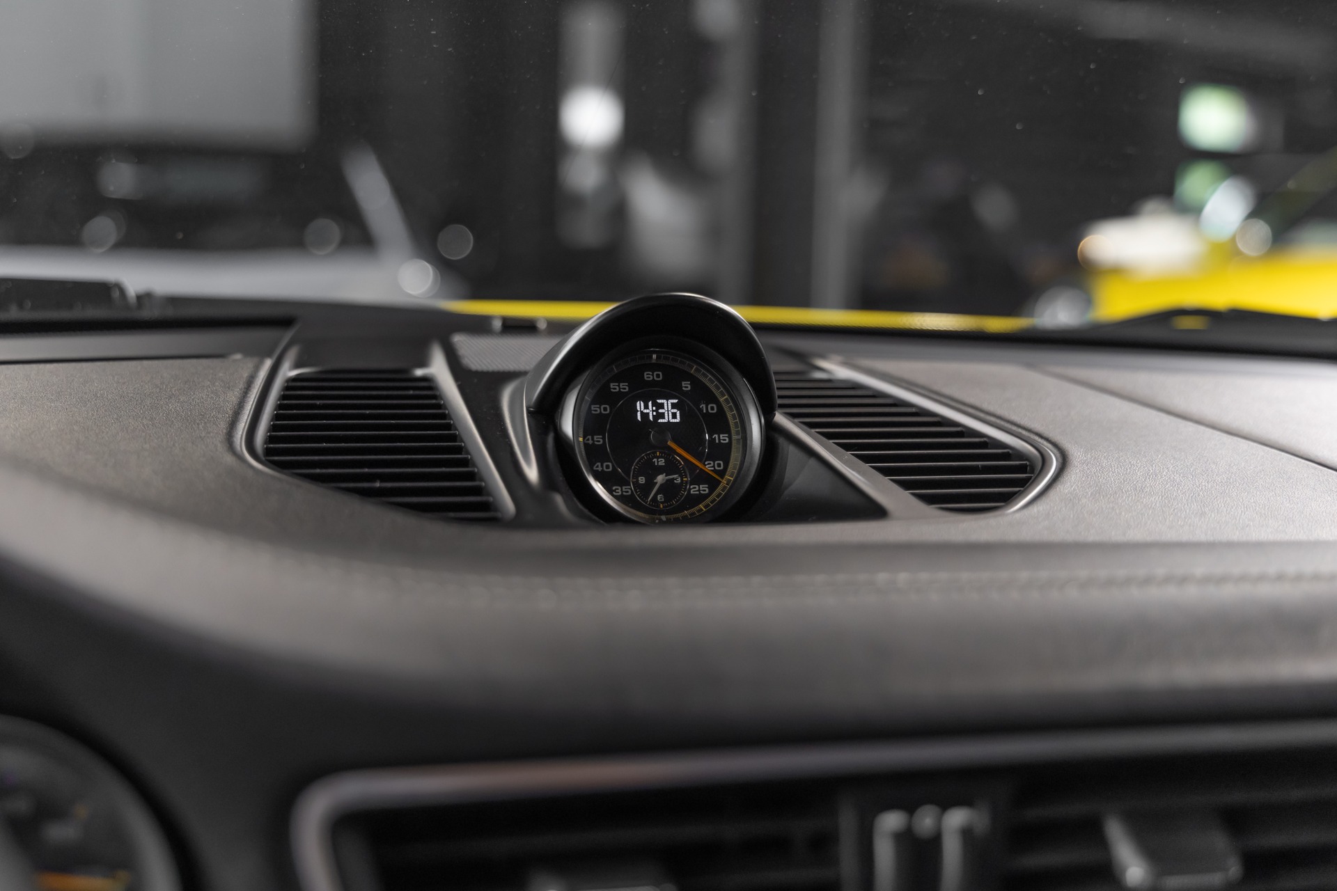 Compteur de vitesse central – PORSCHE – Porsche 911 991.2 GT3 – 2018 – Jaune Racing – 16 300 km – 500 ch – FLAT 6 Atmo – Transmission : Manuelle – Origine Suède – Privaty Cars – Reprise cash de voitures de luxe sans obligation d’achat près de Poitiers