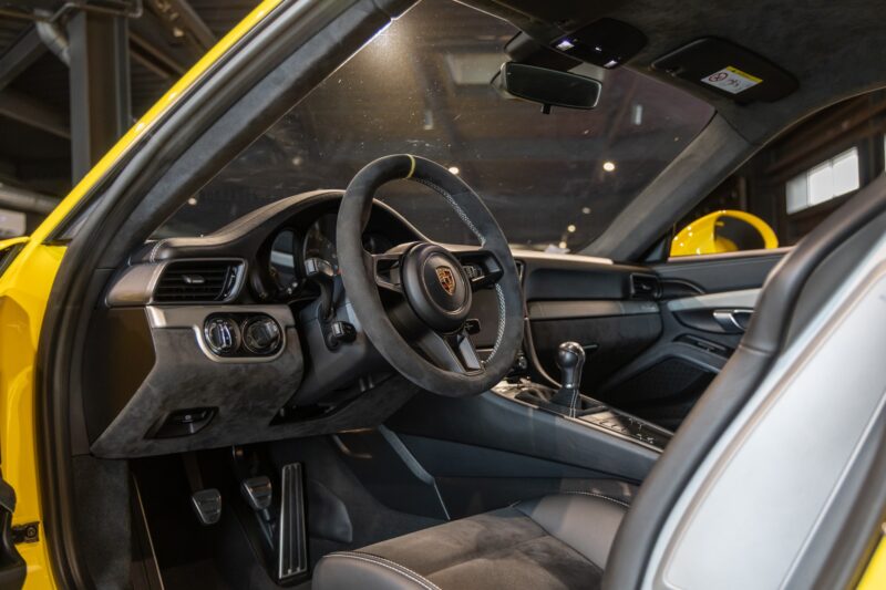 Tableau de bord – PORSCHE – Porsche 911 991.2 GT3 – 2018 – Jaune Racing – 16 300 km – 500 ch – FLAT 6 Atmo – Transmission : Manuelle – Origine Suède – Privaty Cars – Spécialiste des voitures de sport d’occasion entre Bordeaux et Nantes