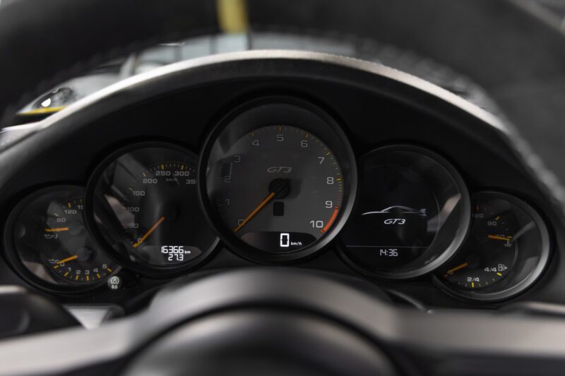 Tableau de bord avec compteurs ronds – PORSCHE – Porsche 911 991.2 GT3 – 2018 – Jaune Racing – 16 300 km – 500 ch – FLAT 6 Atmo – Transmission : Manuelle – Origine Suède – Privaty Cars – Estimation et rachat de véhicules haut de gamme en Nouvelle-Aquitaine