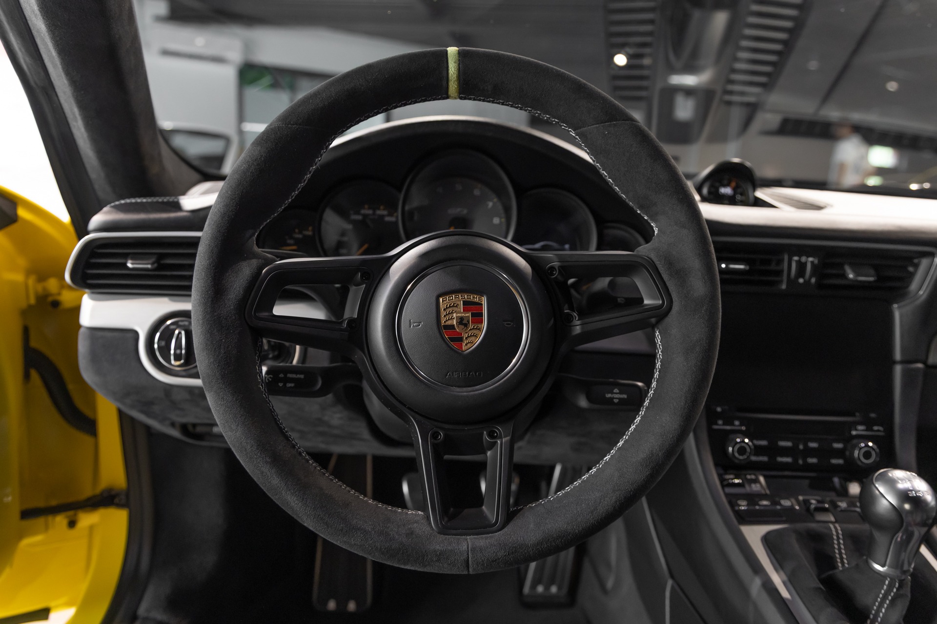 Volant – PORSCHE – Porsche 911 991.2 GT3 – 2018 – Jaune Racing – 16 300 km – 500 ch – FLAT 6 Atmo – Transmission : Manuelle – Origine Suède – Privaty Cars – Recherche de supercars hors marché près de Niort