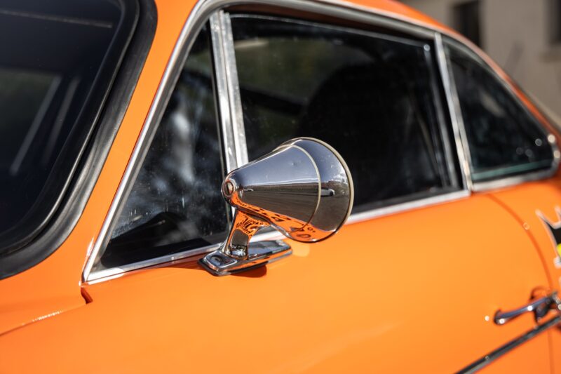 Rétroviseur chromé avec design vintage – ALPINE – A110 1300 Berlinette – 1970 – Orange Acropolis – 25 900 km – 102 ch – 4 cylindres en ligne 1.3l atmo – Transmission : Manuelle – Origine France – Privaty Cars – Vente de supercars d’occasion à La Rochelle