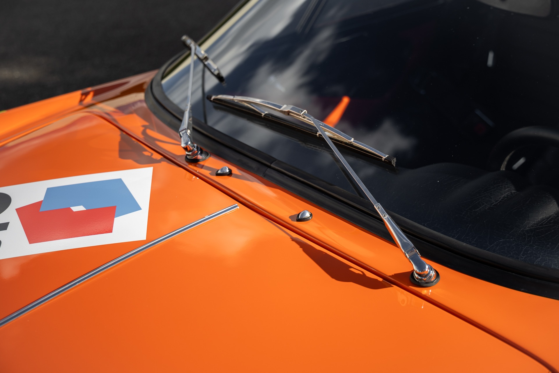 Essuie-glaces chromés sur capot – ALPINE – A110 1300 Berlinette – 1970 – Orange Acropolis – 25 900 km – 102 ch – 4 cylindres en ligne 1.3l atmo – Transmission : Manuelle – Origine France – Privaty Cars – Véhicules de sport et de luxe d’occasion dans l’Ouest de la France