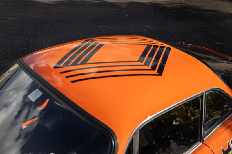 Toit avec motifs graphiques – ALPINE – A110 1300 Berlinette – 1970 – Orange Acropolis – 25 900 km – 102 ch – 4 cylindres en ligne 1.3l atmo – Transmission : Manuelle – Origine France – Privaty Cars – Reprise cash de voitures de luxe sans obligation d’achat dans l’Ouest de la France