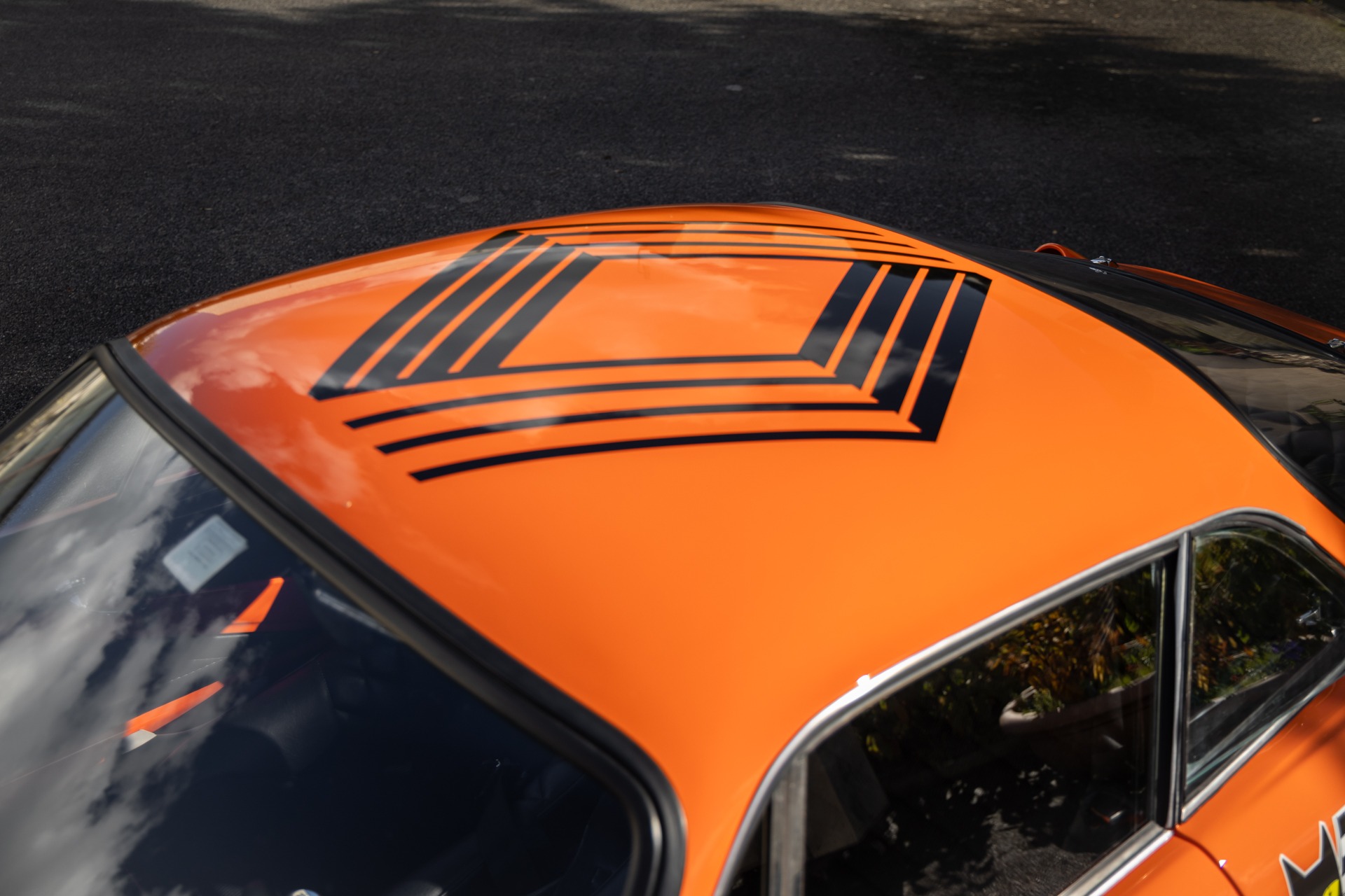 Toit avec motifs graphiques – ALPINE – A110 1300 Berlinette – 1970 – Orange Acropolis – 25 900 km – 102 ch – 4 cylindres en ligne 1.3l atmo – Transmission : Manuelle – Origine France – Privaty Cars – Reprise cash de voitures de luxe sans obligation d’achat dans l’Ouest de la France