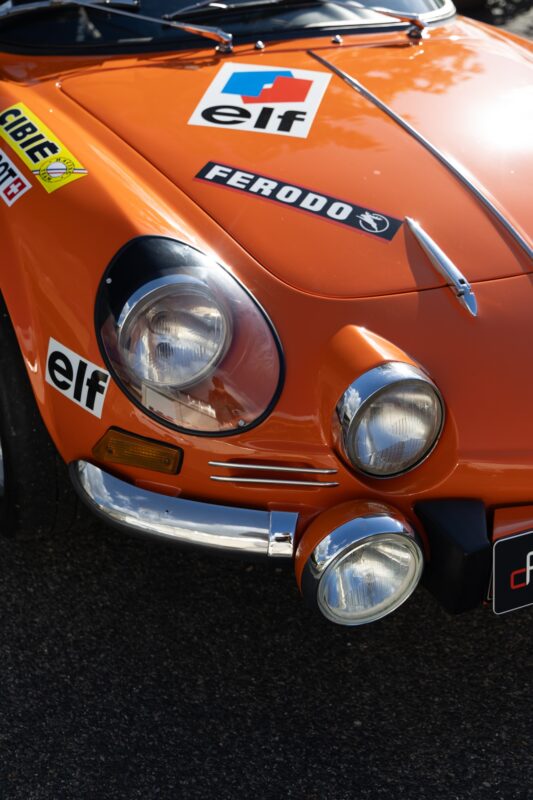 Phares ronds chromés avec clignotants – ALPINE – A110 1300 Berlinette – 1970 – Orange Acropolis – 25 900 km – 102 ch – 4 cylindres en ligne 1.3l atmo – Transmission : Manuelle – Origine France – Privaty Cars – Estimation et rachat de véhicules haut de gamme en Charente-Maritime