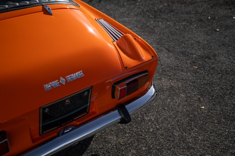Aileron arrière avec feux intégrés – ALPINE – A110 1300 Berlinette – 1970 – Orange Acropolis – 25 900 km – 102 ch – 4 cylindres en ligne 1.3l atmo – Transmission : Manuelle – Origine France – Privaty Cars – Reprise de voitures de sport et collection proche de Nantes