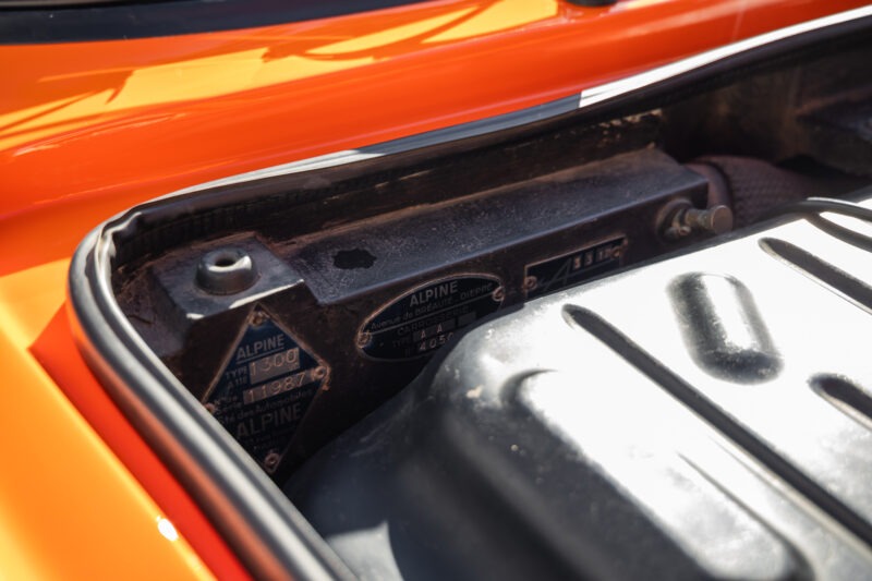 Plaque signalétique en métal – ALPINE – A110 1300 Berlinette – 1970 – Orange Acropolis – 25 900 km – 102 ch – 4 cylindres en ligne 1.3l atmo – Transmission : Manuelle – Origine France – Privaty Cars – Rachat de Porsche et Ferrari d’occasion entre Bordeaux et Nantes