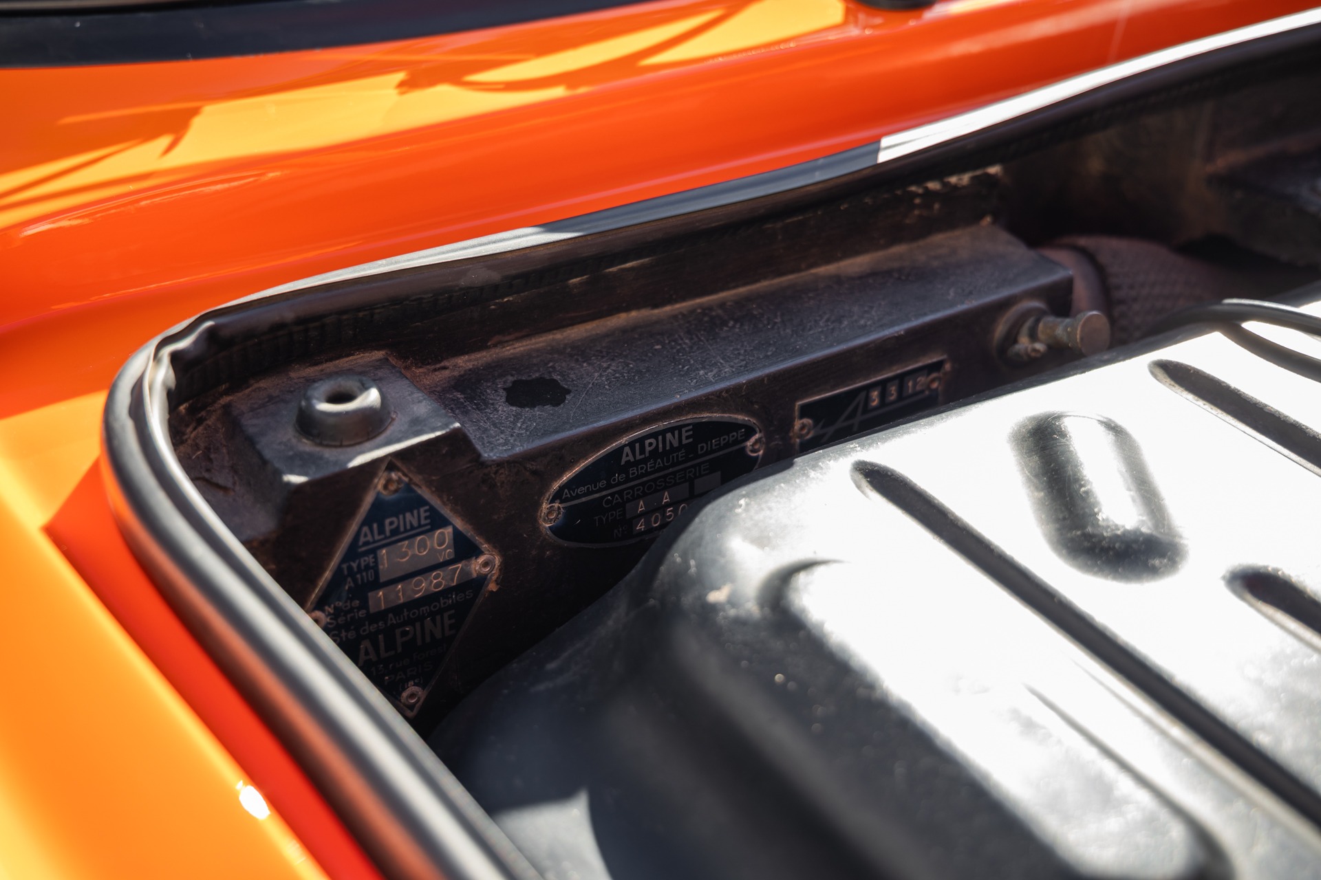 Plaque signalétique en métal – ALPINE – A110 1300 Berlinette – 1970 – Orange Acropolis – 25 900 km – 102 ch – 4 cylindres en ligne 1.3l atmo – Transmission : Manuelle – Origine France – Privaty Cars – Rachat de Porsche et Ferrari d’occasion entre Bordeaux et Nantes