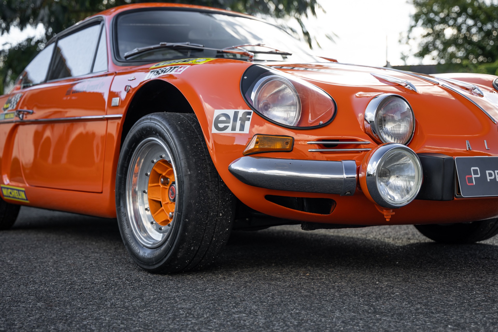 Phares ronds avec chrome brillant – ALPINE – A110 1300 Berlinette – 1970 – Orange Acropolis – 25 900 km – 102 ch – 4 cylindres en ligne 1.3l atmo – Transmission : Manuelle – Origine France – Privaty Cars – Dépôt-vente sécurisé de véhicules de prestige près de Poitiers