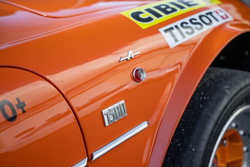 Écusson avec numéro 1300 – ALPINE – A110 1300 Berlinette – 1970 – Orange Acropolis – 25 900 km – 102 ch – 4 cylindres en ligne 1.3l atmo – Transmission : Manuelle – Origine France – Privaty Cars – Spécialiste des sportives d’occasion en Nouvelle-Aquitaine
