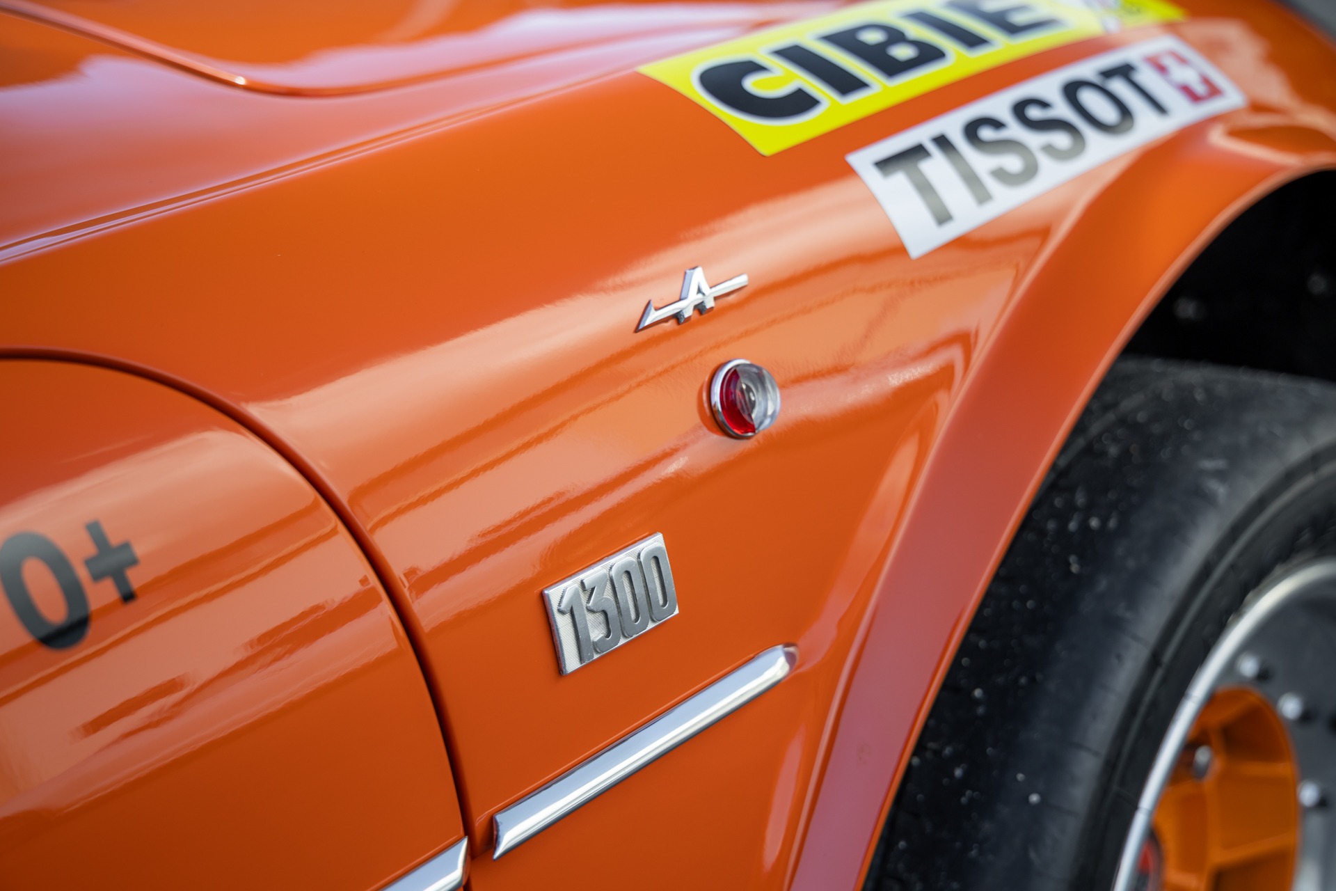 Écusson avec numéro 1300 – ALPINE – A110 1300 Berlinette – 1970 – Orange Acropolis – 25 900 km – 102 ch – 4 cylindres en ligne 1.3l atmo – Transmission : Manuelle – Origine France – Privaty Cars – Spécialiste des sportives d’occasion en Nouvelle-Aquitaine