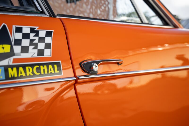 Poignée de porte chromée – ALPINE – A110 1300 Berlinette – 1970 – Orange Acropolis – 25 900 km – 102 ch – 4 cylindres en ligne 1.3l atmo – Transmission : Manuelle – Origine France – Privaty Cars – Achat et vente de véhicules ALPINE d’occasion à 2 heures de Paris en TGV