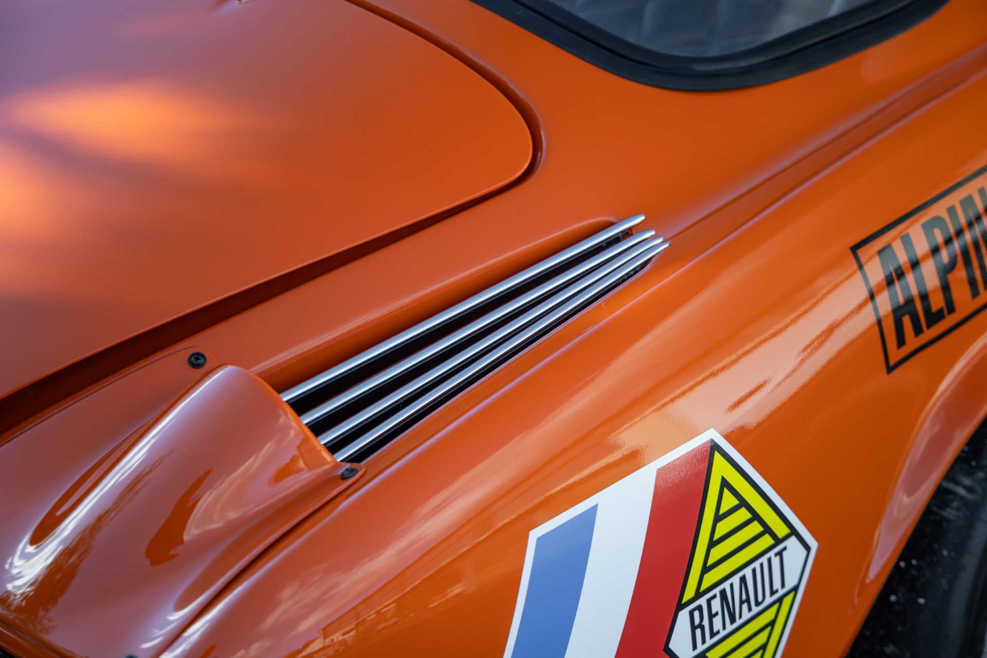 Aile arrière avec aérations chromées – ALPINE – A110 1300 Berlinette – 1970 – Orange Acropolis – 25 900 km – 102 ch – 4 cylindres en ligne 1.3l atmo – Transmission : Manuelle – Origine France – Privaty Cars – Intermédiaire de confiance vente voiture sport à 2 heures de Paris en TGV