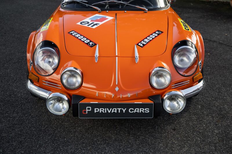 Phares ronds avec chrome brillant – ALPINE – A110 1300 Berlinette – 1970 – Orange Acropolis – 25 900 km – 102 ch – 4 cylindres en ligne 1.3l atmo – Transmission : Manuelle – Origine France – Privaty Cars – Sélection de véhicules ALPINE disponibles en Charente-Maritime