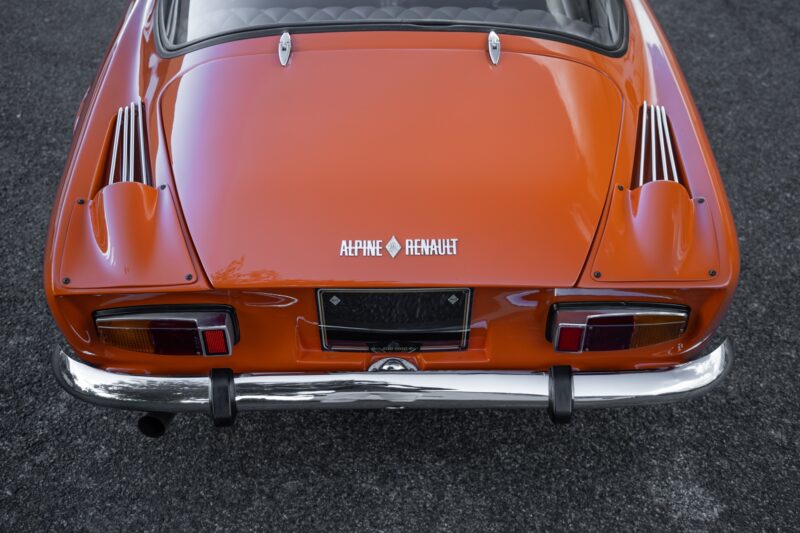 Vue arrière avec feux ronds – ALPINE – A110 1300 Berlinette – 1970 – Orange Acropolis – 25 900 km – 102 ch – 4 cylindres en ligne 1.3l atmo – Transmission : Manuelle – Origine France – Privaty Cars – Recherche personnalisée de voitures de sport d’occasion près de Poitiers