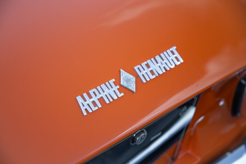 Logo en métal brillant – ALPINE – A110 1300 Berlinette – 1970 – Orange Acropolis – 25 900 km – 102 ch – 4 cylindres en ligne 1.3l atmo – Transmission : Manuelle – Origine France – Privaty Cars – Intermédiaire de confiance vente voiture sport près de Niort