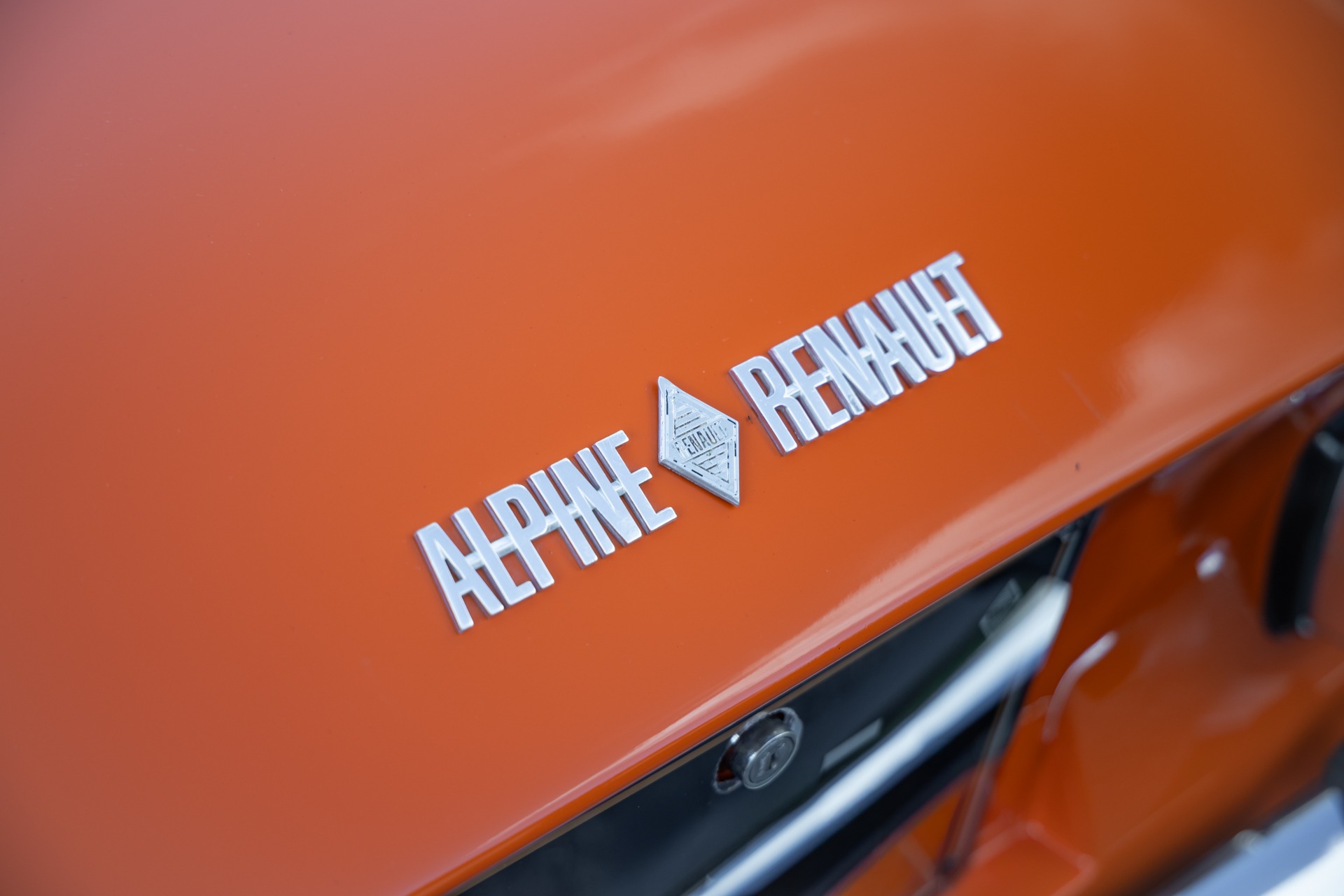 Logo en métal brillant – ALPINE – A110 1300 Berlinette – 1970 – Orange Acropolis – 25 900 km – 102 ch – 4 cylindres en ligne 1.3l atmo – Transmission : Manuelle – Origine France – Privaty Cars – Intermédiaire de confiance vente voiture sport près de Niort