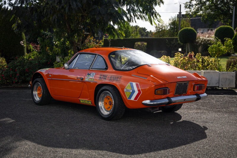 Vue arrière avec jantes en alliage – ALPINE – A110 1300 Berlinette – 1970 – Orange Acropolis – 25 900 km – 102 ch – 4 cylindres en ligne 1.3l atmo – Transmission : Manuelle – Origine France – Privaty Cars – Rachat de Porsche et Ferrari d’occasion entre Bordeaux et Nantes