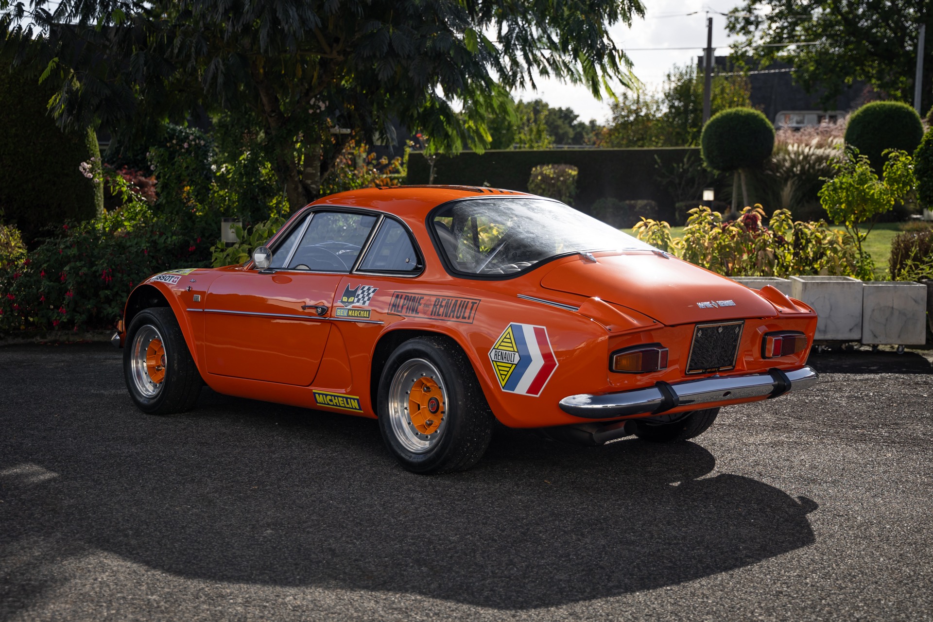 Vue arrière avec jantes en alliage – ALPINE – A110 1300 Berlinette – 1970 – Orange Acropolis – 25 900 km – 102 ch – 4 cylindres en ligne 1.3l atmo – Transmission : Manuelle – Origine France – Privaty Cars – Rachat de Porsche et Ferrari d’occasion entre Bordeaux et Nantes