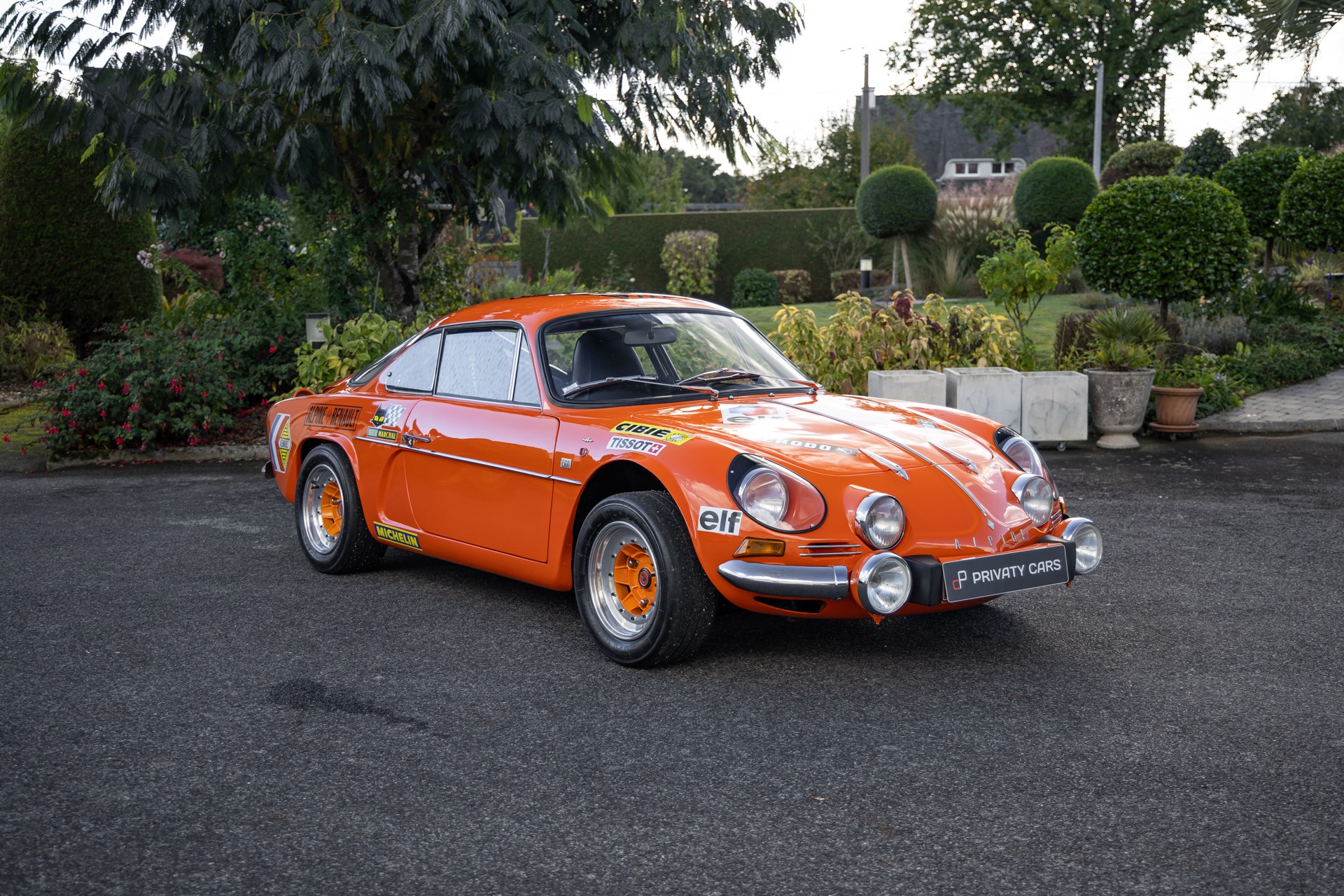 Vue latérale avec phares ronds – ALPINE – A110 1300 Berlinette – 1970 – Orange Acropolis – 25 900 km – 102 ch – 4 cylindres en ligne 1.3l atmo – Transmission : Manuelle – Origine France – Privaty Cars – Reprise cash de voitures de luxe sans obligation d’achat en Charente-Maritime