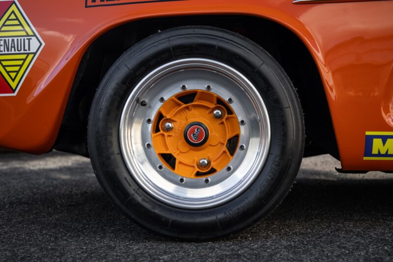 Jantes – ALPINE – A110 1300 Berlinette – 1970 – Orange Acropolis – 25 900 km – 102 ch – 4 cylindres en ligne 1.3l atmo – Transmission : Manuelle – Origine France – Privaty Cars – Courtage automobile pour véhicules exclusifs à La Rochelle