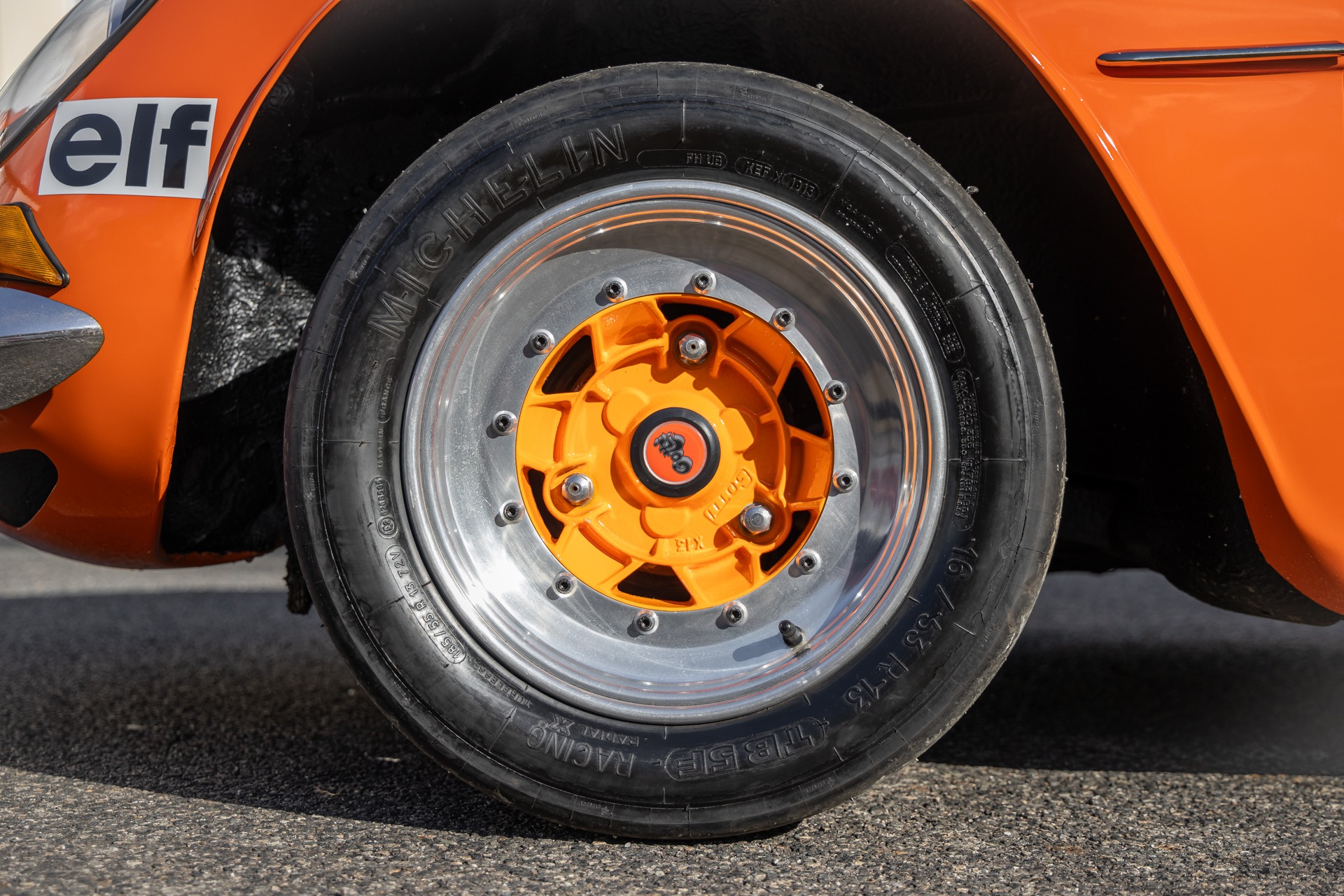 Jantes – ALPINE – A110 1300 Berlinette – 1970 – Orange Acropolis – 25 900 km – 102 ch – 4 cylindres en ligne 1.3l atmo – Transmission : Manuelle – Origine France – Privaty Cars – Spécialiste ALPINE d’occasion en Charente-Maritime