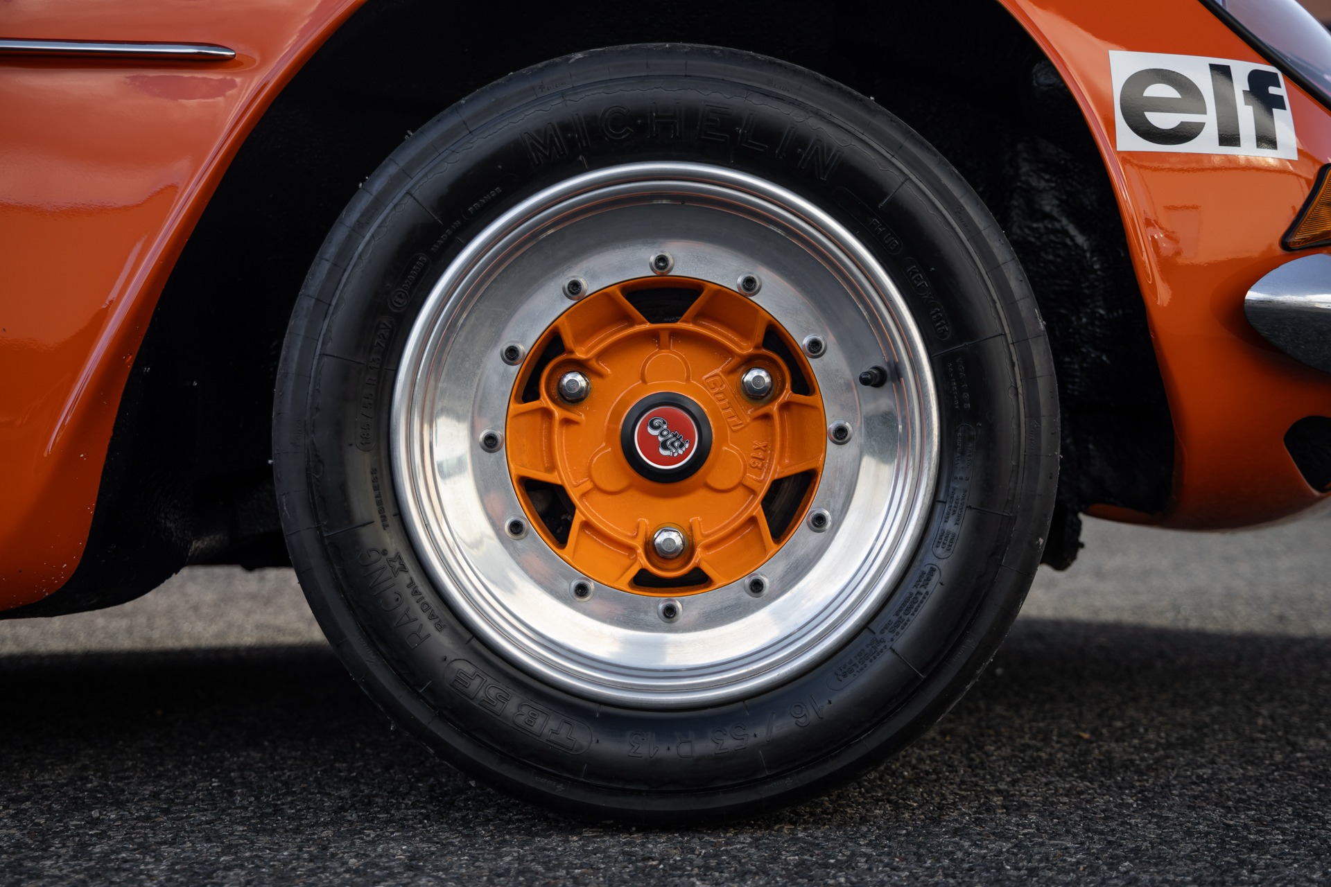 Jantes – ALPINE – A110 1300 Berlinette – 1970 – Orange Acropolis – 25 900 km – 102 ch – 4 cylindres en ligne 1.3l atmo – Transmission : Manuelle – Origine France – Privaty Cars – Recherche de supercars hors marché près de Poitiers