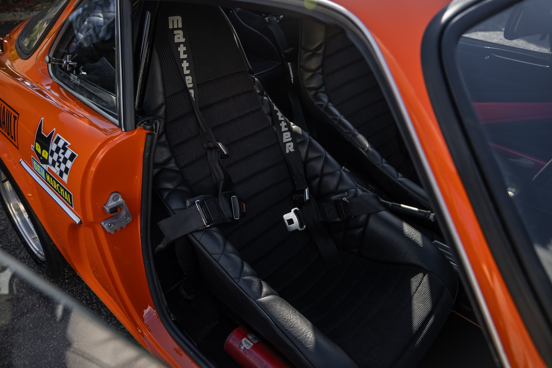 Sièges baquets en cuir – ALPINE – A110 1300 Berlinette – 1970 – Orange Acropolis – 25 900 km – 102 ch – 4 cylindres en ligne 1.3l atmo – Transmission : Manuelle – Origine France – Privaty Cars – Véhicules de sport et de luxe d’occasion entre Bordeaux et Nantes