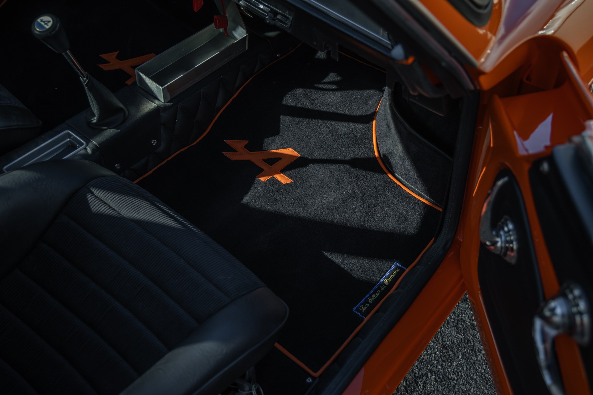 Tapis de sol avec logo orange – ALPINE – A110 1300 Berlinette – 1970 – Orange Acropolis – 25 900 km – 102 ch – 4 cylindres en ligne 1.3l atmo – Transmission : Manuelle – Origine France – Privaty Cars – Vente de voitures de sport d’occasion à 2 heures de Paris en TGV