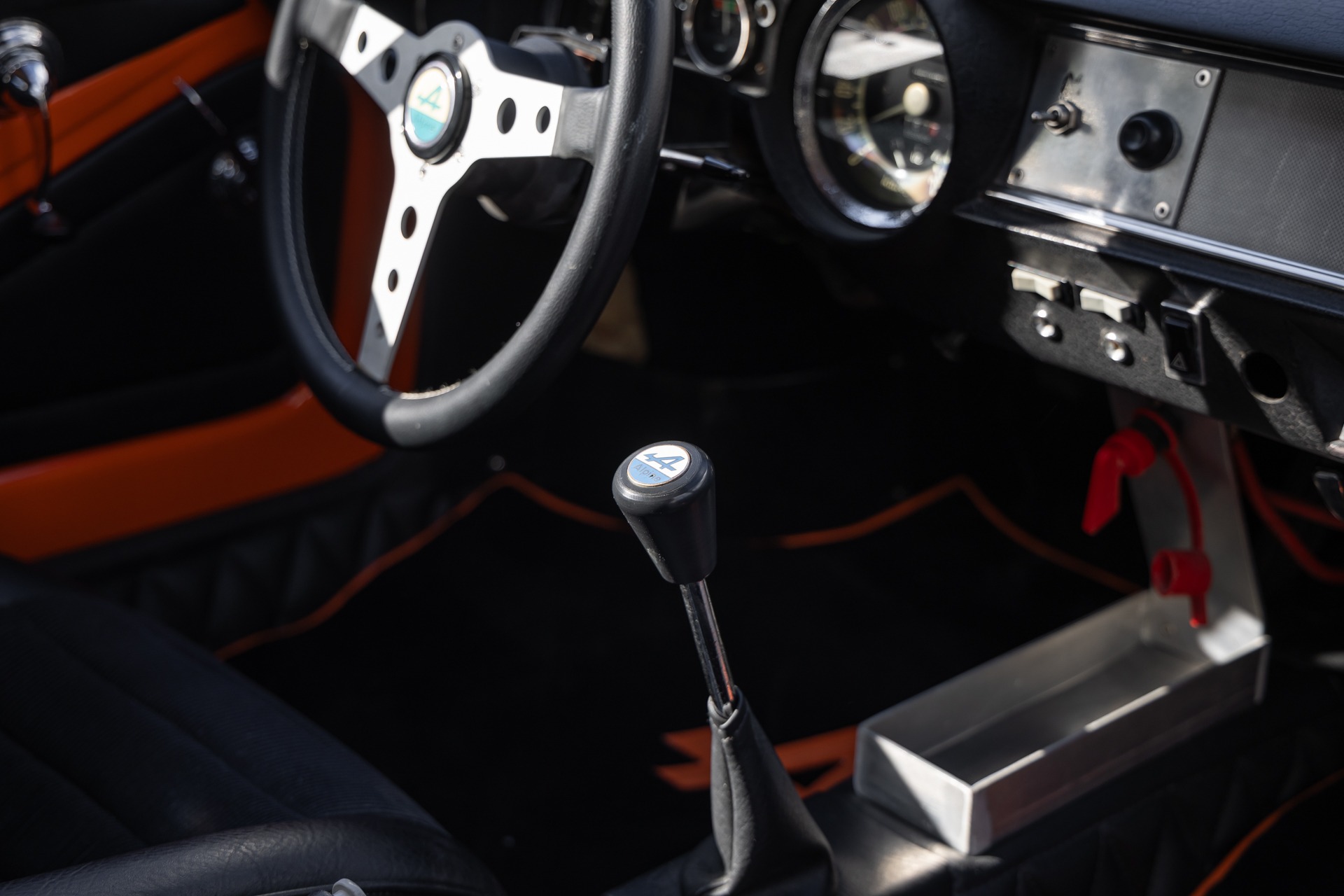 Levier de vitesses en métal poli – ALPINE – A110 1300 Berlinette – 1970 – Orange Acropolis – 25 900 km – 102 ch – 4 cylindres en ligne 1.3l atmo – Transmission : Manuelle – Origine France – Privaty Cars – Service de courtage et recherche automobile premium proche de Bordeaux