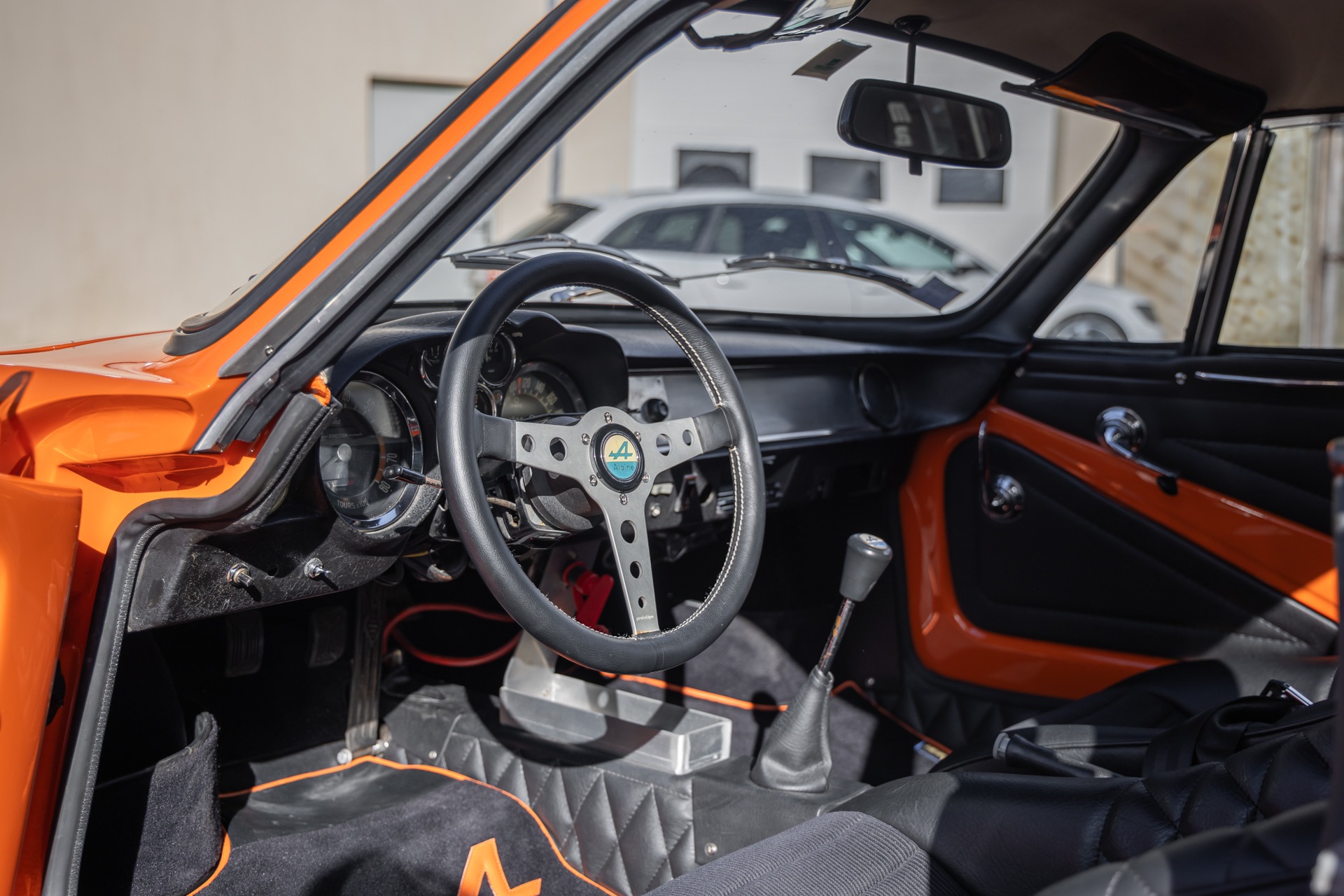 Tableau de bord – ALPINE – A110 1300 Berlinette – 1970 – Orange Acropolis – 25 900 km – 102 ch – 4 cylindres en ligne 1.3l atmo – Transmission : Manuelle – Origine France – Privaty Cars – Service de courtage et recherche automobile premium proche de Bordeaux