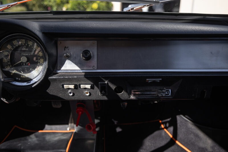 Tableau de bord – ALPINE – A110 1300 Berlinette – 1970 – Orange Acropolis – 25 900 km – 102 ch – 4 cylindres en ligne 1.3l atmo – Transmission : Manuelle – Origine France – Privaty Cars – Vente de voitures de prestige d’occasion proche de Nantes