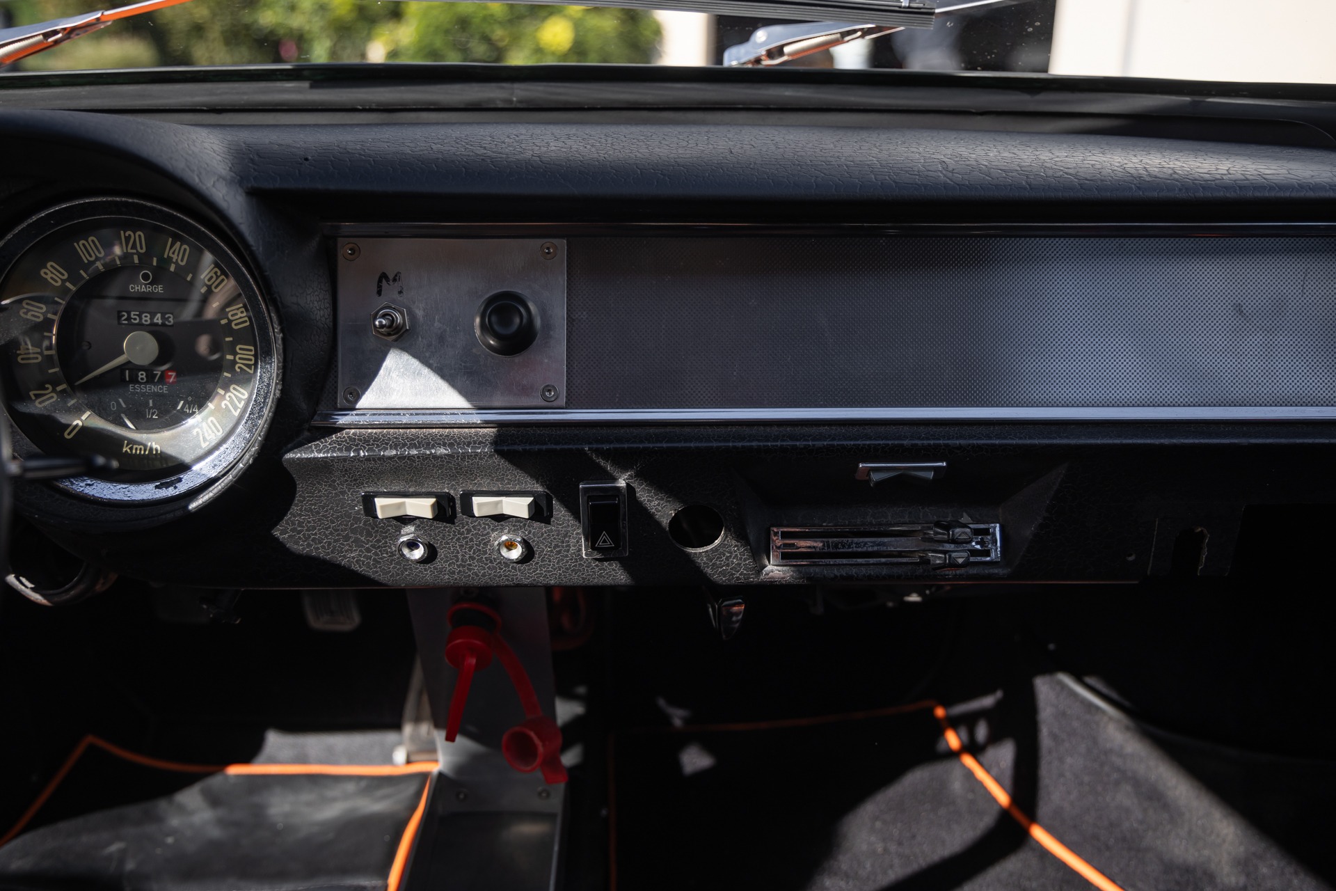 Tableau de bord – ALPINE – A110 1300 Berlinette – 1970 – Orange Acropolis – 25 900 km – 102 ch – 4 cylindres en ligne 1.3l atmo – Transmission : Manuelle – Origine France – Privaty Cars – Vente de voitures de prestige d’occasion proche de Nantes