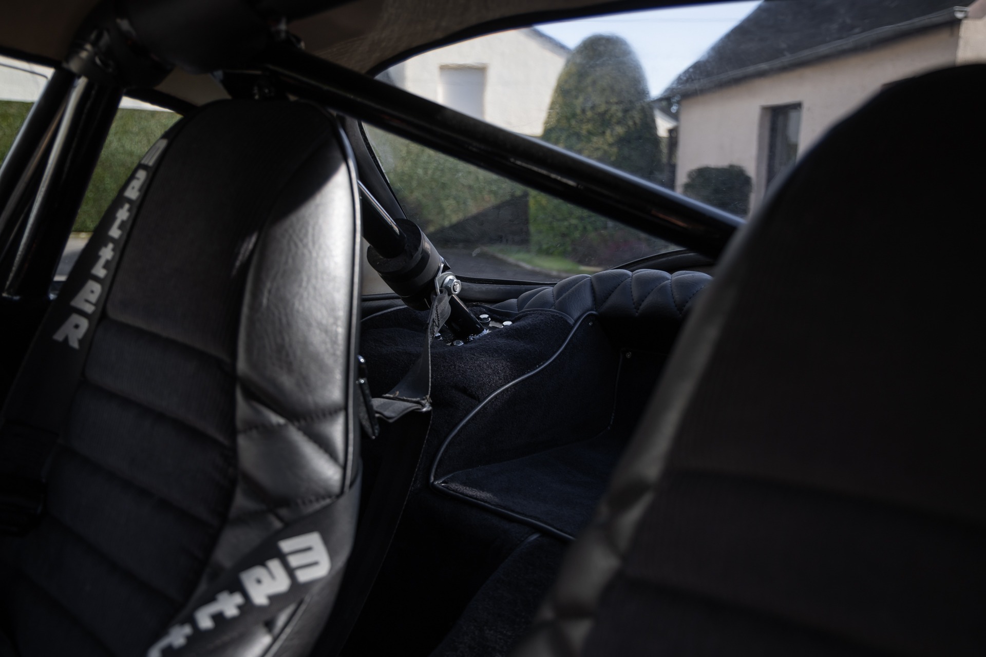 Sièges baquets en cuir noir – ALPINE – A110 1300 Berlinette – 1970 – Orange Acropolis – 25 900 km – 102 ch – 4 cylindres en ligne 1.3l atmo – Transmission : Manuelle – Origine France – Privaty Cars – Vente de voitures de prestige d’occasion à 2 heures de Paris en TGV