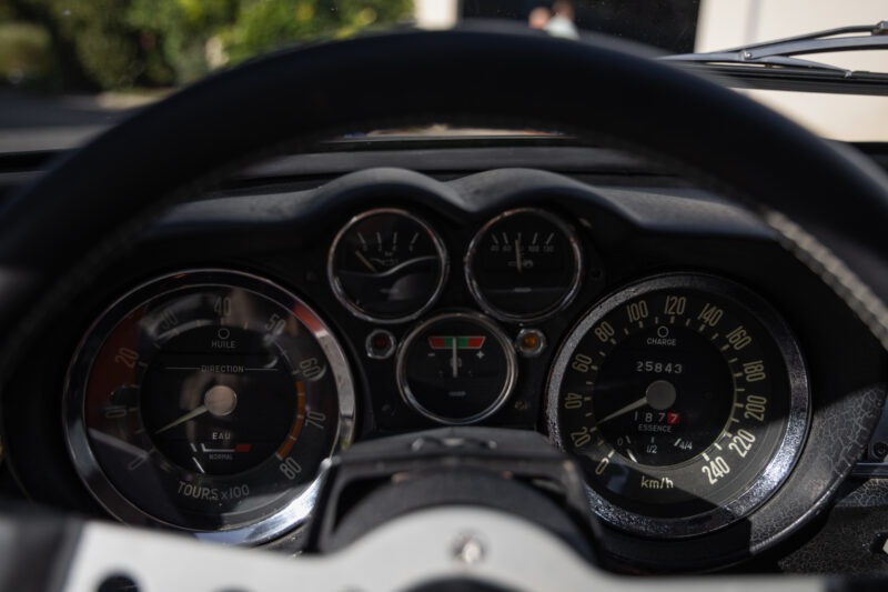 Tableau de bord avec compteurs analogiques – ALPINE – A110 1300 Berlinette – 1970 – Orange Acropolis – 25 900 km – 102 ch – 4 cylindres en ligne 1.3l atmo – Transmission : Manuelle – Origine France – Privaty Cars – Mandat de vente pour automobiles de luxe proche de Nantes