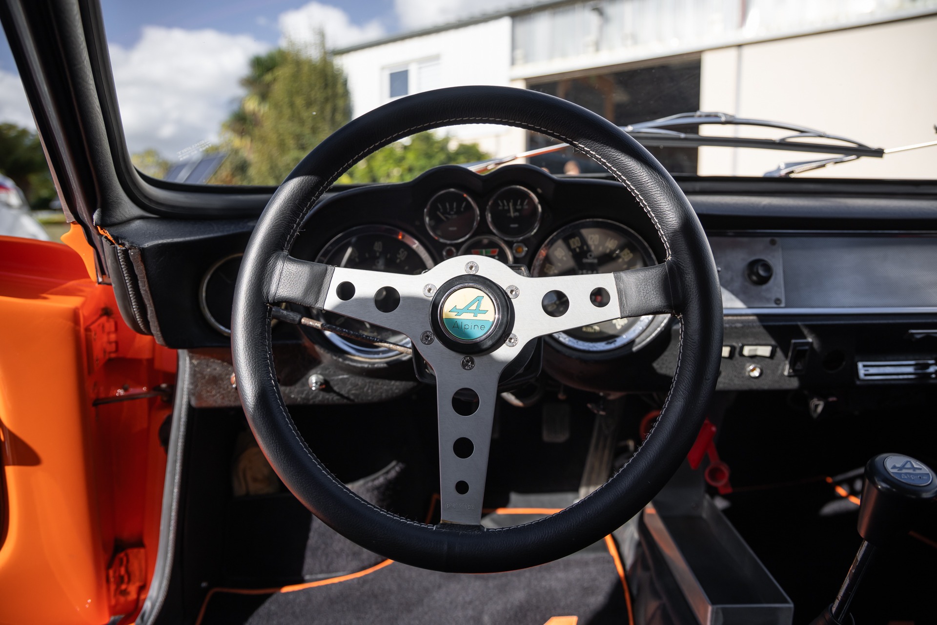 Volant – ALPINE – A110 1300 Berlinette – 1970 – Orange Acropolis – 25 900 km – 102 ch – 4 cylindres en ligne 1.3l atmo – Transmission : Manuelle – Origine France – Privaty Cars – Spécialiste des sportives d’occasion à 2 heures de Paris en TGV