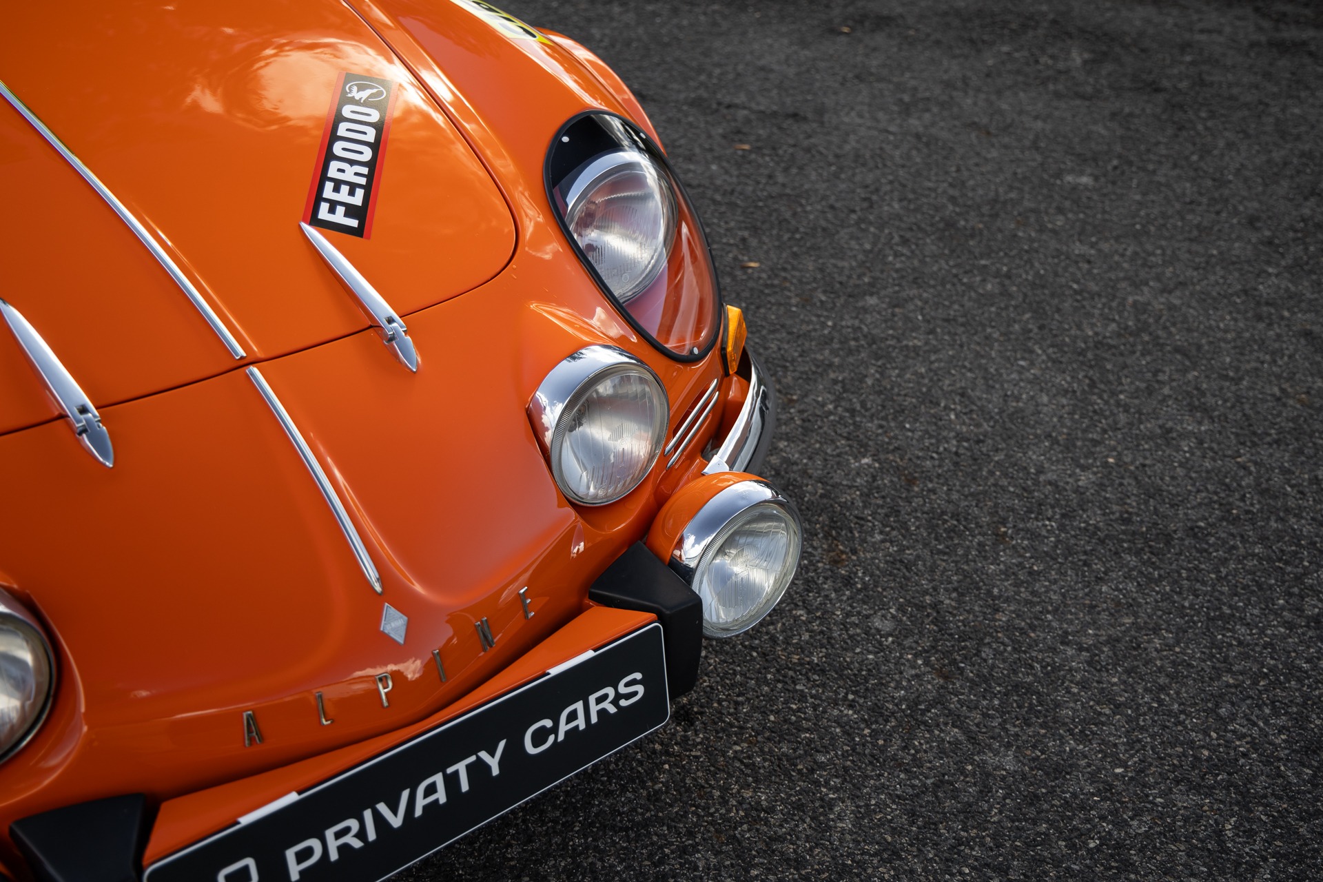 À vendre – ALPINE – A110 1300 Berlinette – 1970 – Orange Acropolis – 25 900 km – 102 ch – 4 cylindres en ligne 1.3l atmo – Transmission : Manuelle – Vue principale – Origine France – Privaty Cars – Rachat cash de voitures ALPINE près de Niort