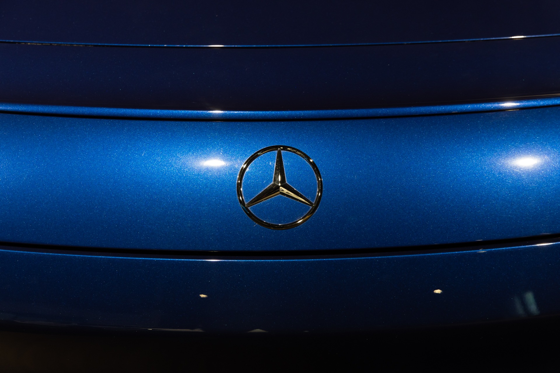 Logo étoilé sur carrosserie brillante – MERCEDES – AMG GT – 2016 – Brilliant Blue Metallic – 29 900 km – 460-2 ch – V8 bi-turbo – Transmission : Sequentielle – Origine Allemagne – Privaty Cars – Courtage automobile MERCEDES dans l’Ouest de la France