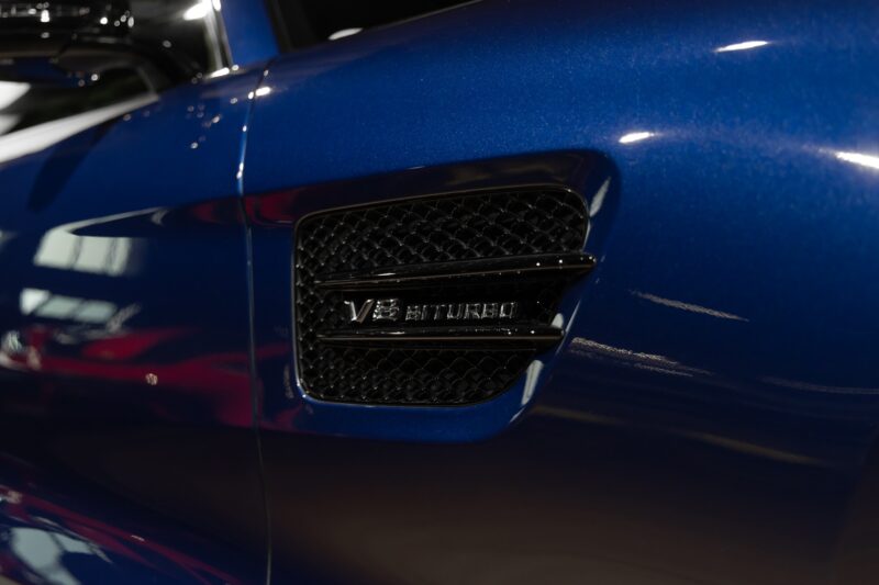 Entrée d'air latérale avec grille – MERCEDES – AMG GT – 2016 – Brilliant Blue Metallic – 29 900 km – 460-2 ch – V8 bi-turbo – Transmission : Sequentielle – Origine Allemagne – Privaty Cars – Recherche de supercars hors marché près de Poitiers