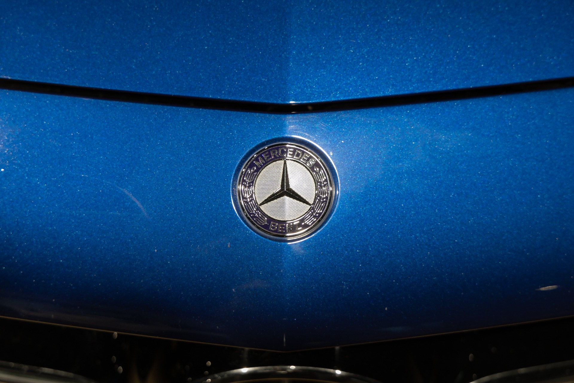 Étoile emblématique sur le capot – MERCEDES – AMG GT – 2016 – Brilliant Blue Metallic – 29 900 km – 460-2 ch – V8 bi-turbo – Transmission : Sequentielle – Origine Allemagne – Privaty Cars – Spécialiste des voitures de luxe d’occasion proche de Nantes