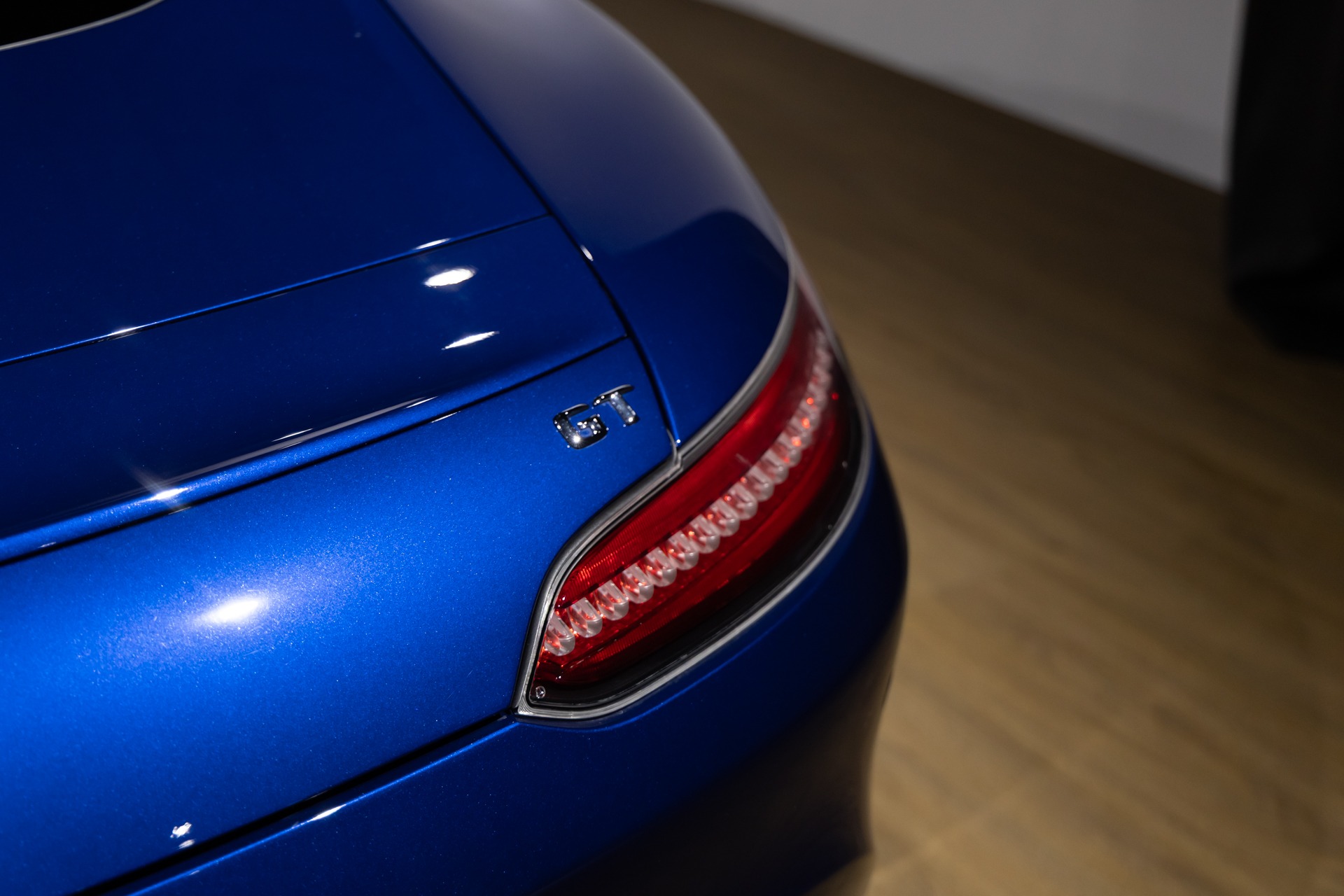 Feu arrière avec éclairage LED – MERCEDES – AMG GT – 2016 – Brilliant Blue Metallic – 29 900 km – 460-2 ch – V8 bi-turbo – Transmission : Sequentielle – Origine Allemagne – Privaty Cars – Rachat cash de voitures MERCEDES près de Poitiers