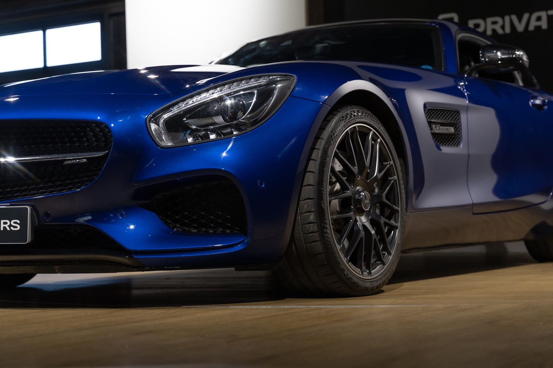 Jante alliage à rayons multiples – MERCEDES – AMG GT – 2016 – Brilliant Blue Metallic – 29 900 km – 460-2 ch – V8 bi-turbo – Transmission : Sequentielle – Origine Allemagne – Privaty Cars – Recherche personnalisée de voitures de sport d’occasion près de Niort