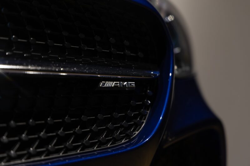 Grille avant avec logo AMG – MERCEDES – AMG GT – 2016 – Brilliant Blue Metallic – 29 900 km – 460-2 ch – V8 bi-turbo – Transmission : Sequentielle – Origine Allemagne – Privaty Cars – Vente de voitures de sport d’occasion dans l’Ouest de la France