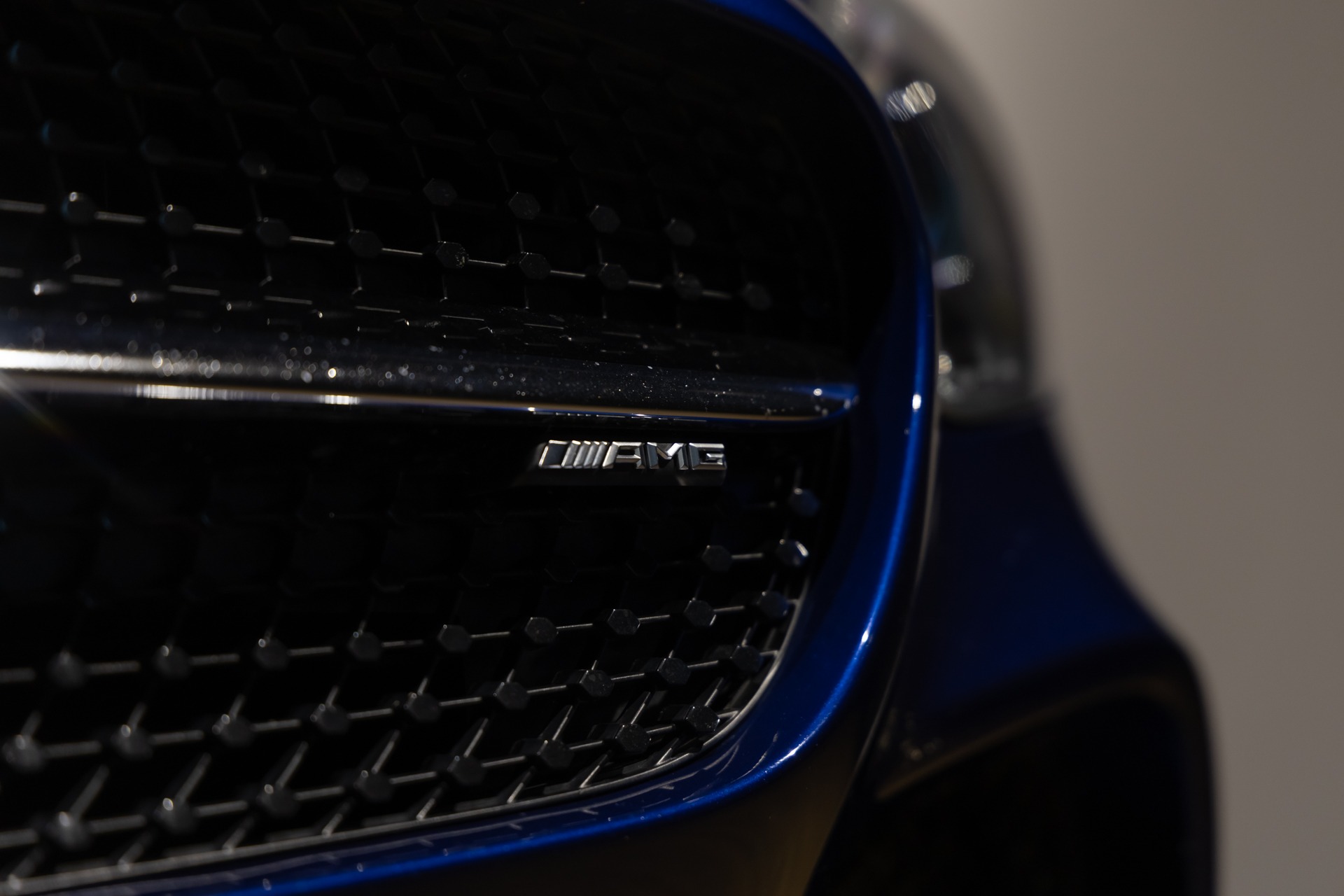 Grille avant avec logo AMG – MERCEDES – AMG GT – 2016 – Brilliant Blue Metallic – 29 900 km – 460-2 ch – V8 bi-turbo – Transmission : Sequentielle – Origine Allemagne – Privaty Cars – Vente de voitures de sport d’occasion dans l’Ouest de la France