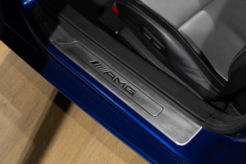 Plancher de seuil avec logo AMG – MERCEDES – AMG GT – 2016 – Brilliant Blue Metallic – 29 900 km – 460-2 ch – V8 bi-turbo – Transmission : Sequentielle – Origine Allemagne – Privaty Cars – Showroom de voitures de sport haut de gamme entre Bordeaux et Nantes
